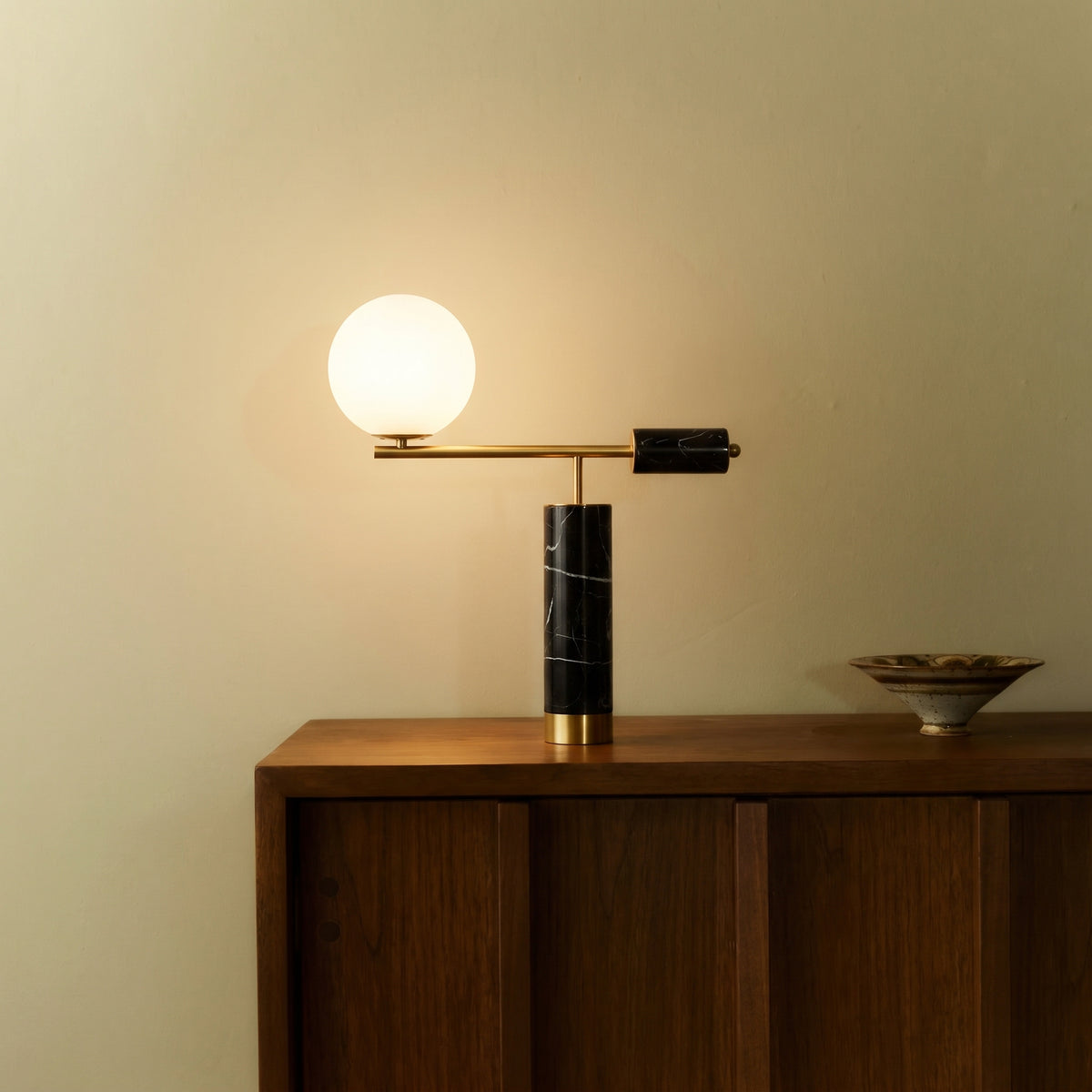 Aether kunstbordlampe i marmor