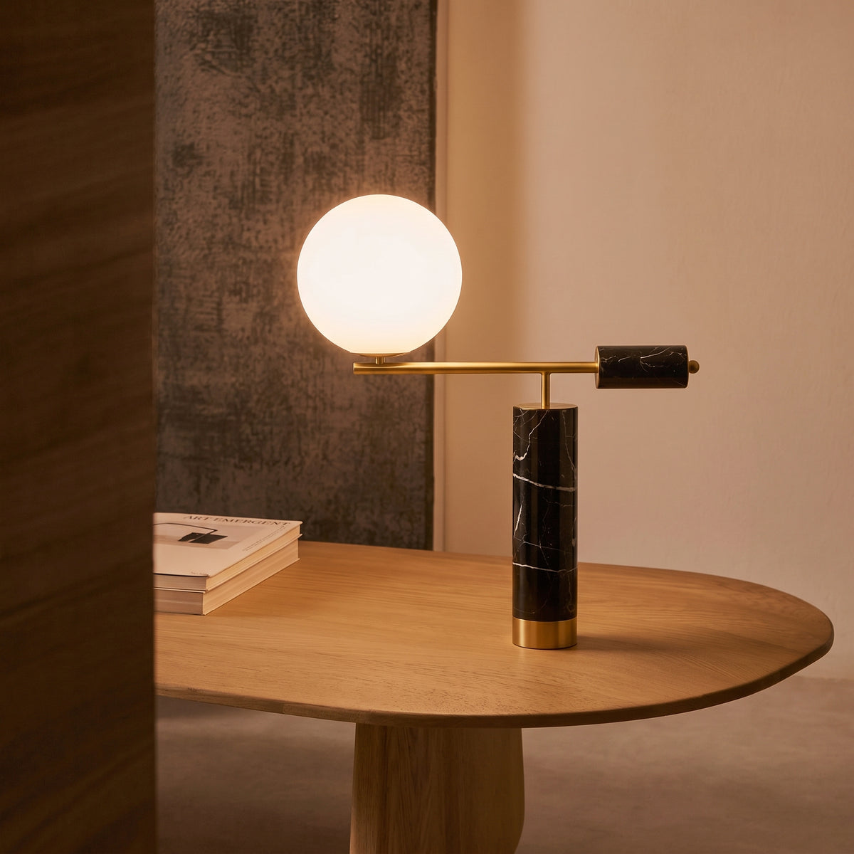 Aether kunstbordlampe i marmor