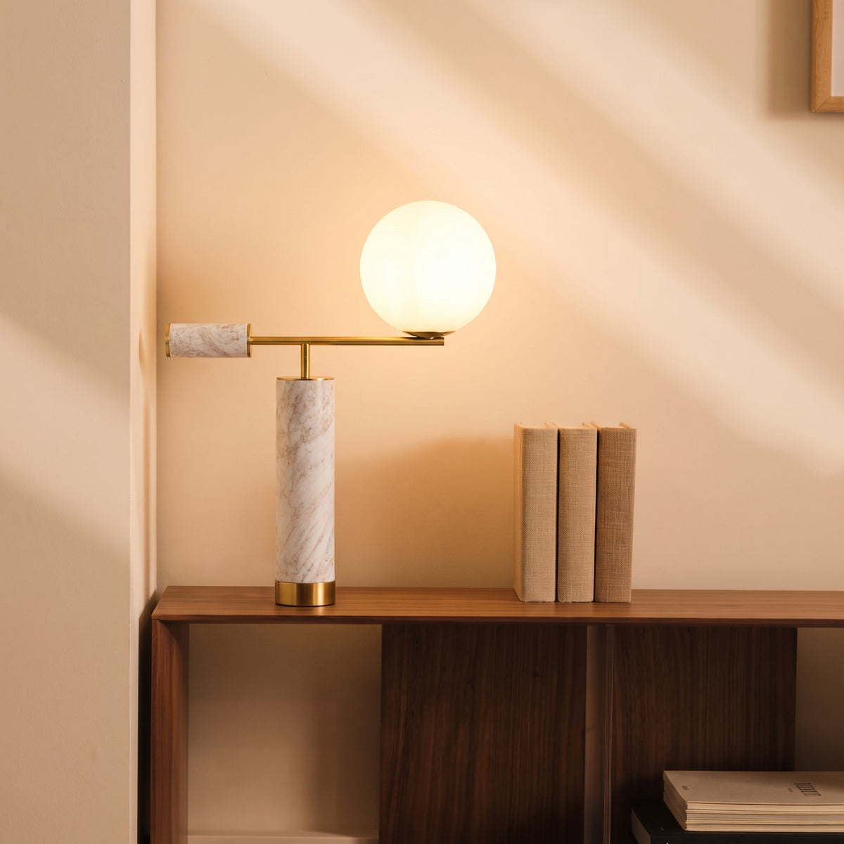 Aether kunstbordlampe i marmor