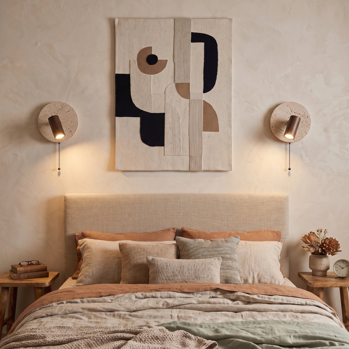 Applique in travertino con faretto in legno scuro