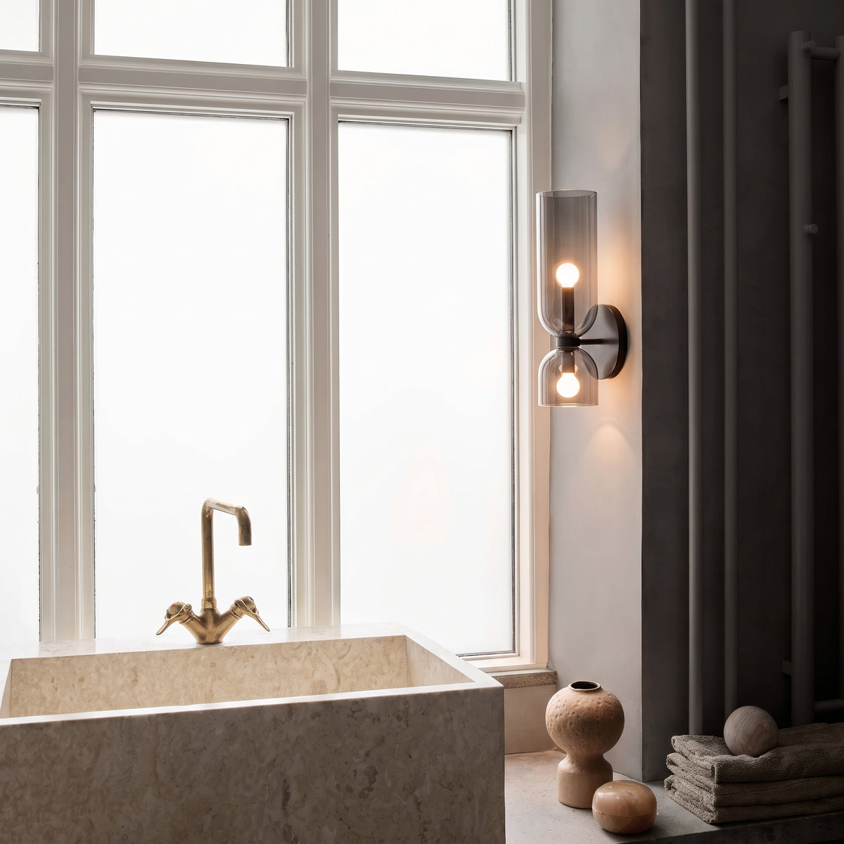 Glas-Wandleuchte mit Licht nach oben und unten