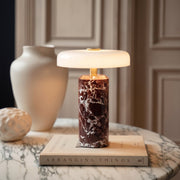 Tischleuchte aus Marmor und Glas